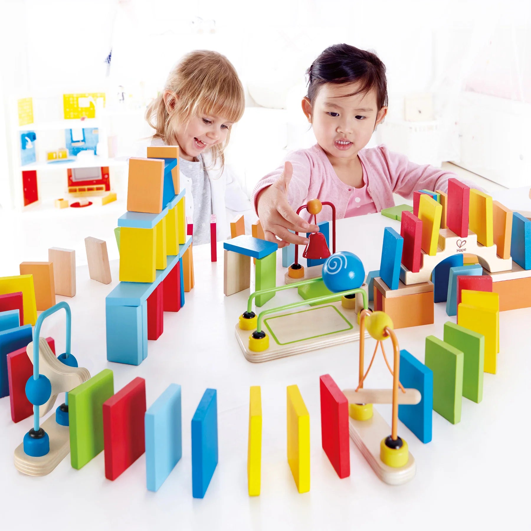 Dynamo Dominoes | Hape