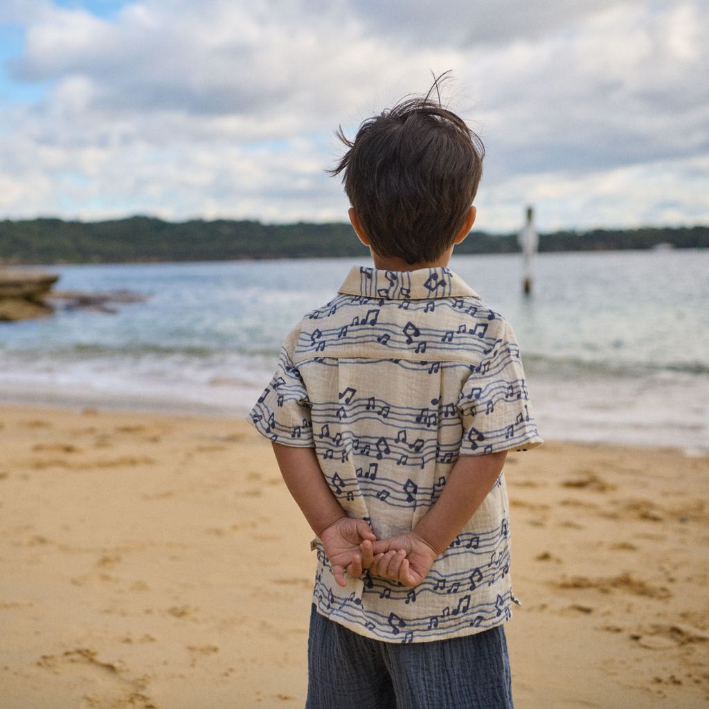 GUTHRIE SHIRT MUSLIN - Rhythm Print | Nature Baby
