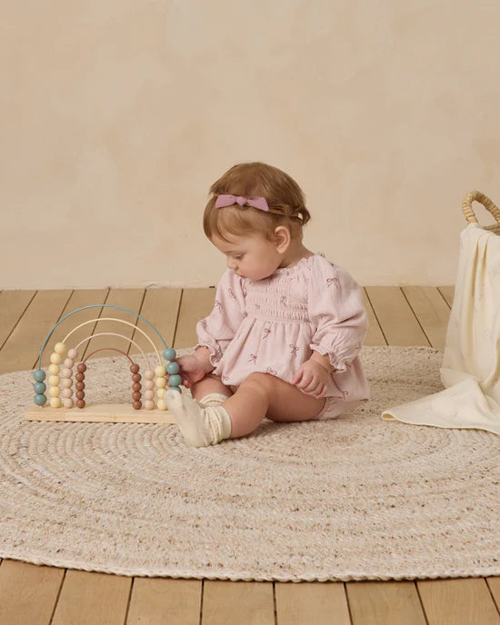 LITTLE KNOT HEADBAND || MULBERRY - Beige | Quincy Mae