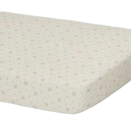 WOVEN CRIB SHEET WINTER BERRY | Quincy Mae