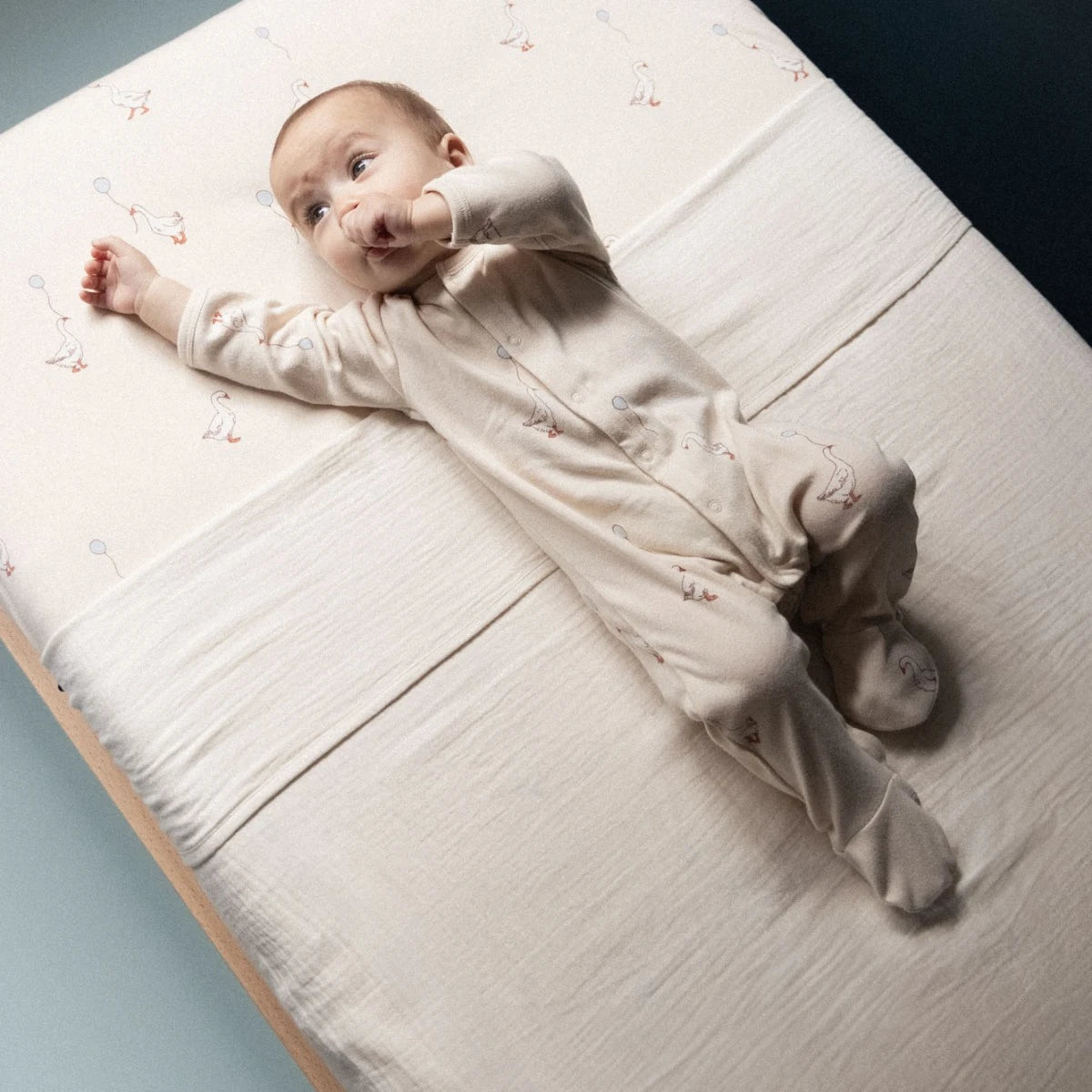 FITTED SHEET JERSEY - Goose Lullaby Print - Cot | Nature Baby