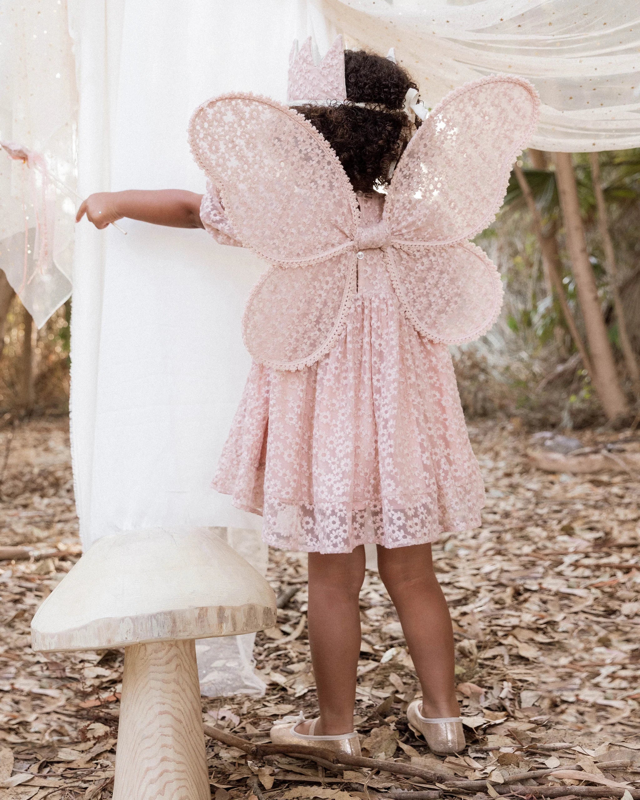 WINGS | ROSE EMBROIDERED DAISY | Noralee