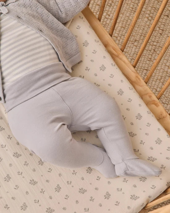 WOVEN CRIB SHEET WINTER BERRY | Quincy Mae