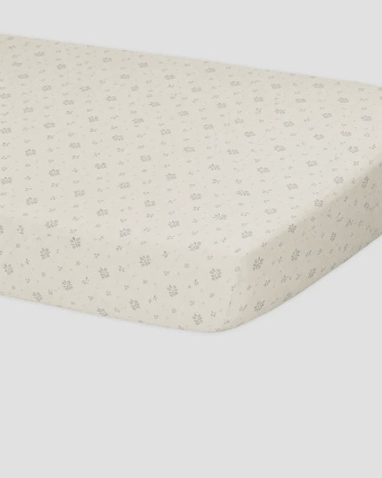 WOVEN CRIB SHEET WINTER BERRY | Quincy Mae