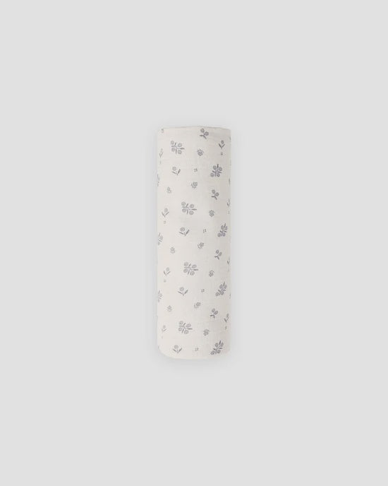 WOVEN SWADDLE WINTER BERRY - NATURAL | Quincy Mae