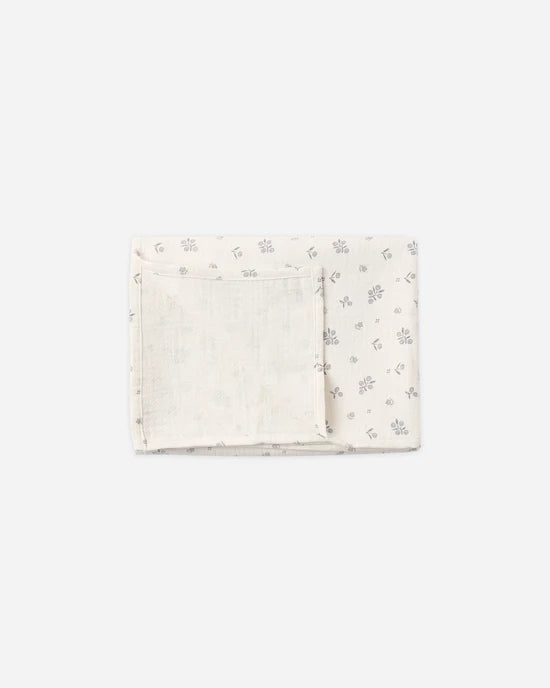 WOVEN SWADDLE WINTER BERRY - NATURAL | Quincy Mae